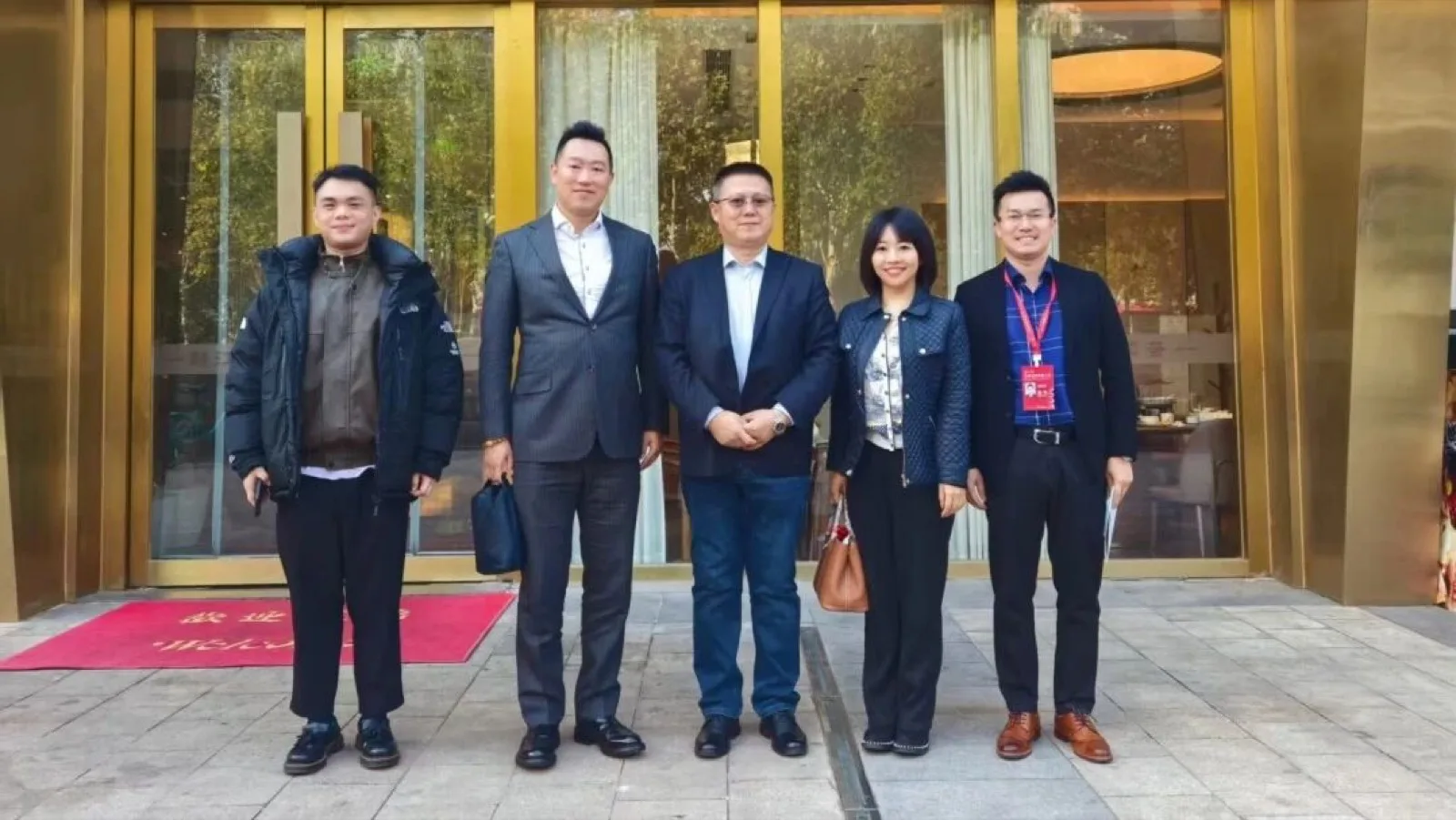 左起：澳門代表楊添皓、會長楊誠博士、中吉經貿合作促進會執行會長崔兆華、秘書長韓婧怡博士、常務理事潘鴻傑博士參加會議