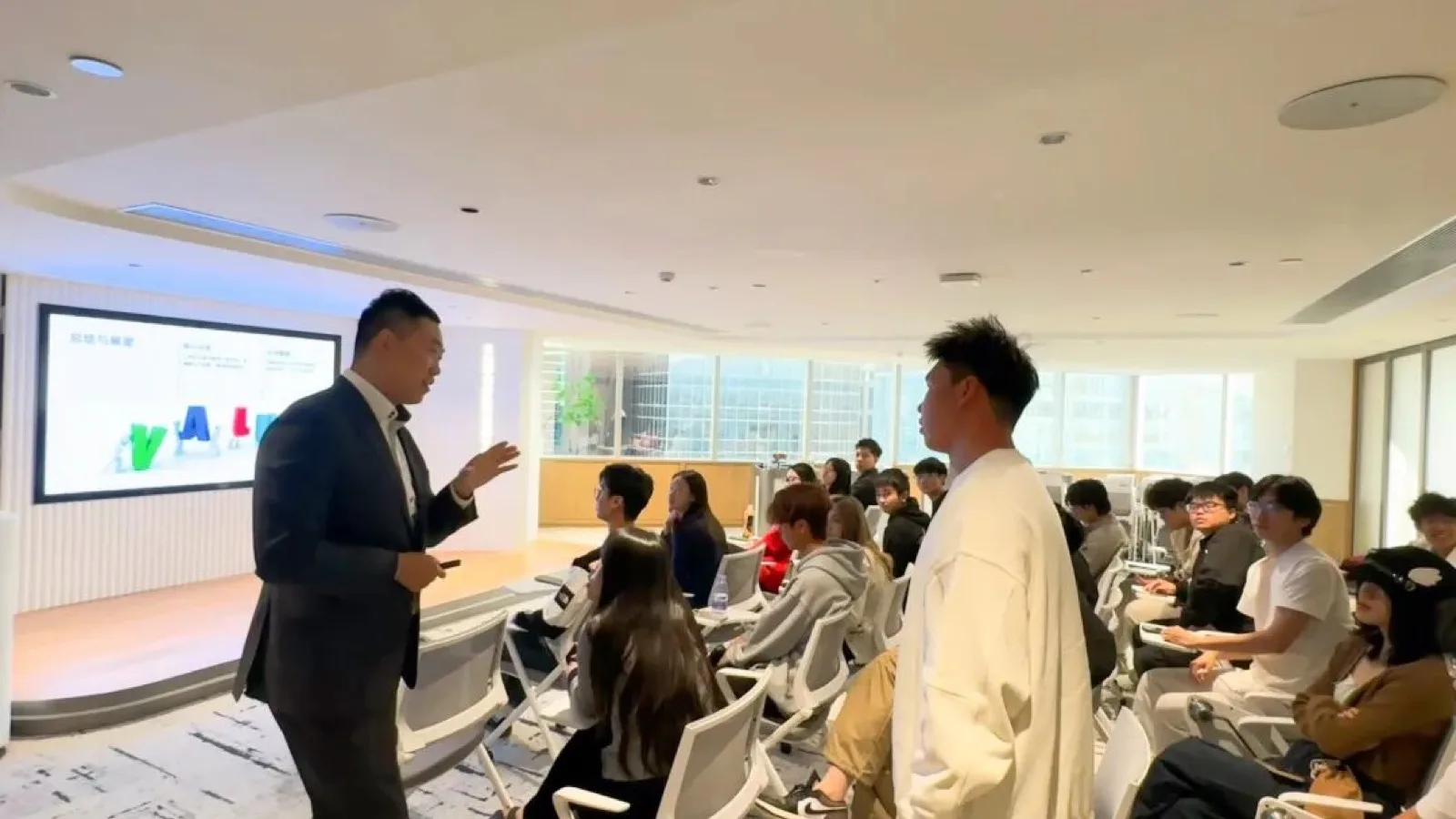 互動環節中學生積極提問,楊誠博士逐一耐心解答