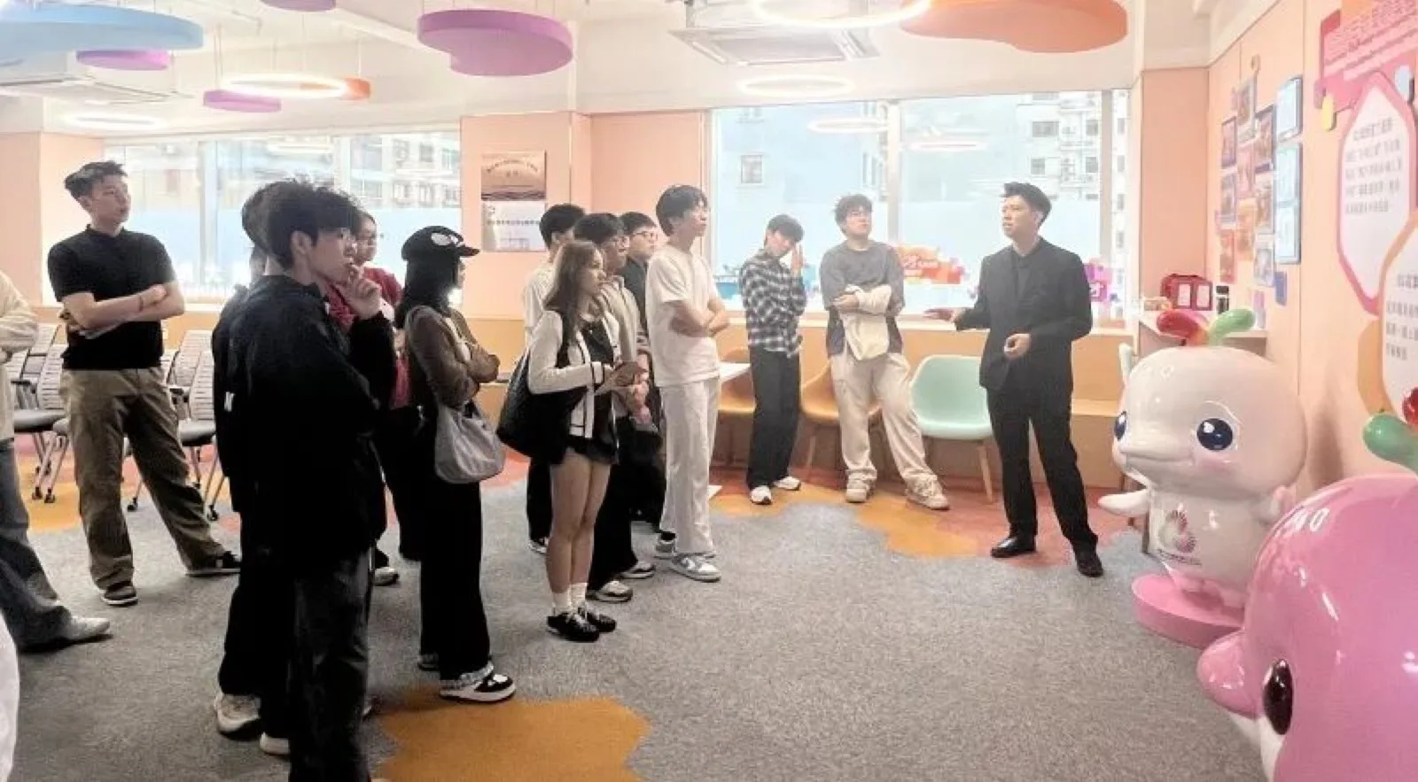 青年學生參觀粵港澳大灣區國際人才驛站,了解大灣區就業創業政策
