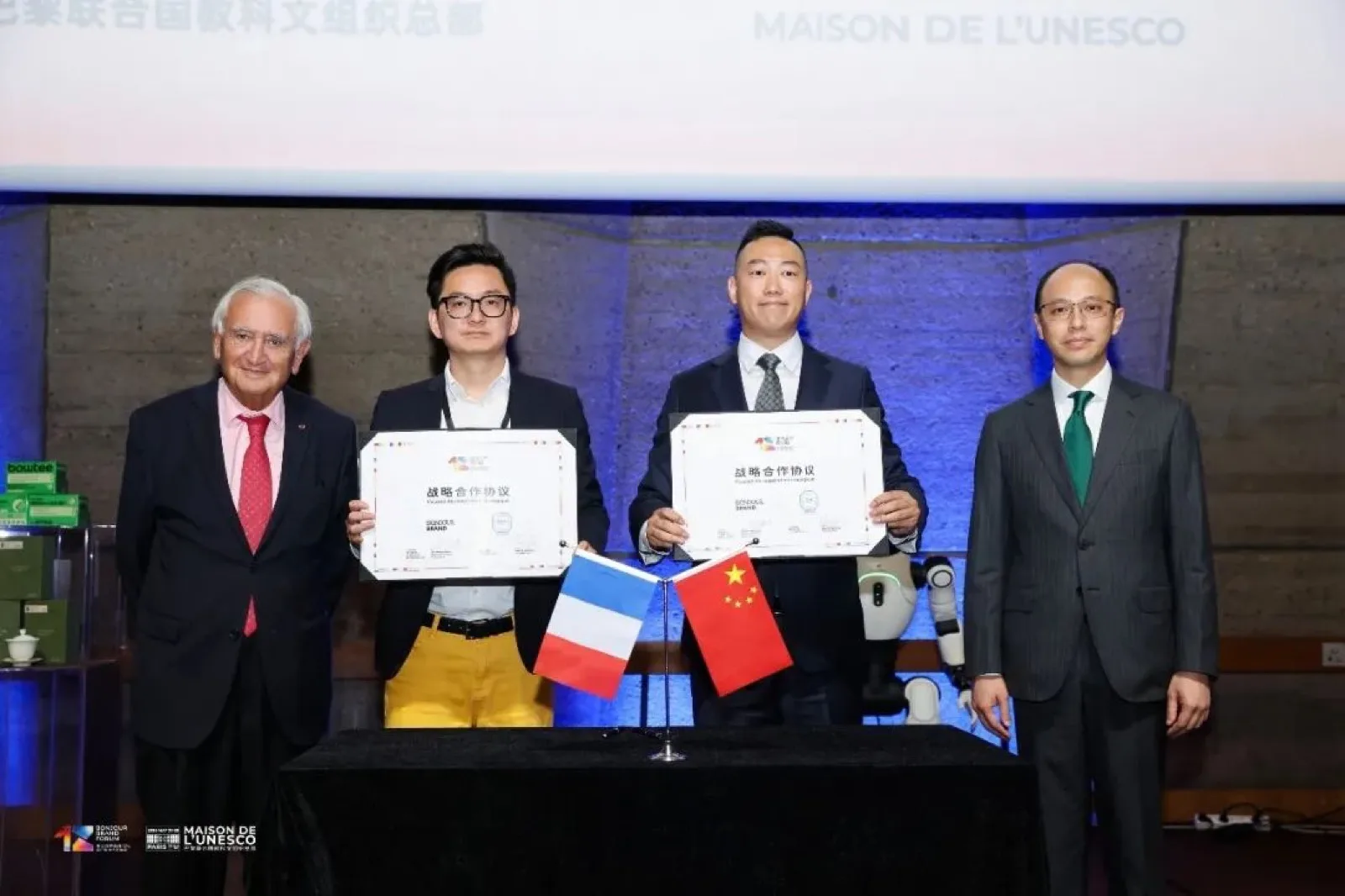 簽約雙方與見證嘉賓合影——法國前總理讓-皮埃爾·拉法蘭、澳門經科局對外貿易及經濟合作廳廳長林凱健
